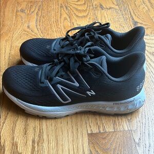 Women’s New Balance Black Sneakers with Cushioned Midsole and Breathable Design
